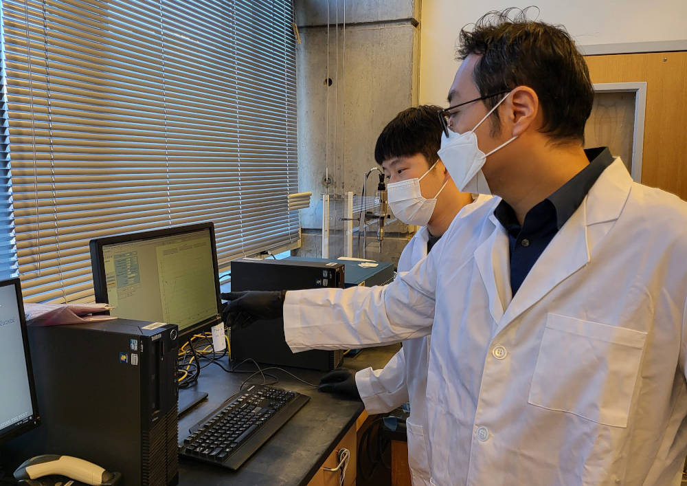 Prof. Seung Woo Lee (right) and Michael J. Lee (left) have charged the rubber-material-based all-solid-state battery using galvanostatic techniques. Courtesy: Georgia Tech