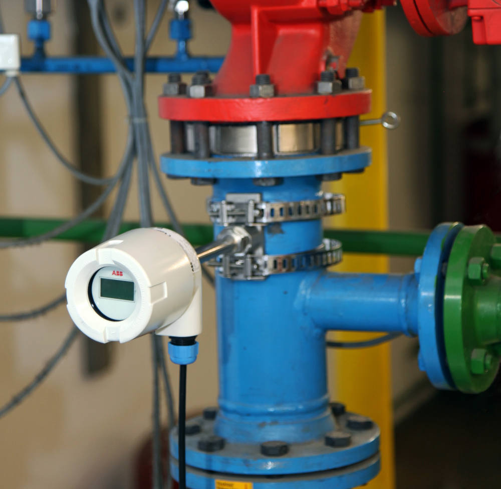 Figure 1: ABB’s TSP-341 noninvasive temperature solution treats the pipe itself as the sensor, taking readings from the surface and then using software to predict the true medium temperature based on variables such as ambient conditions, insulation and process and medium variables like volume, pressure and viscosity. Courtesy: ABB Measurement & Analytics