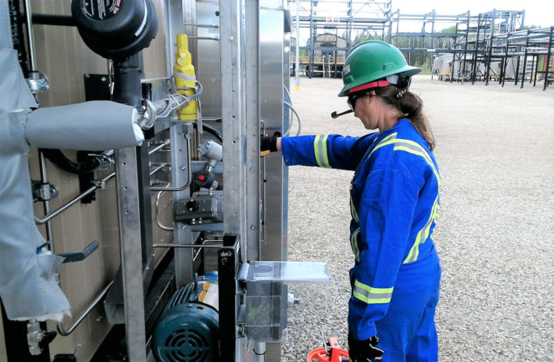 Figure 3: Using AR headsets attached to safety helmets, field engineers can livestream their view to colleagues around the globe, enhancing the team’s ability to troubleshoot solutions.