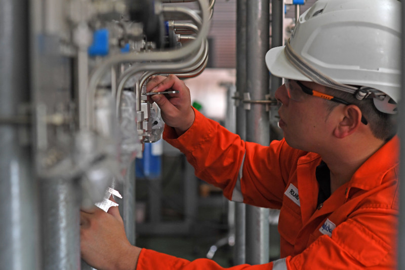 Figure 4: Performing a gap inspection of fittings to make sure they are properly tightened is one regular activity done in person that can be improved with the use of virtual technology.