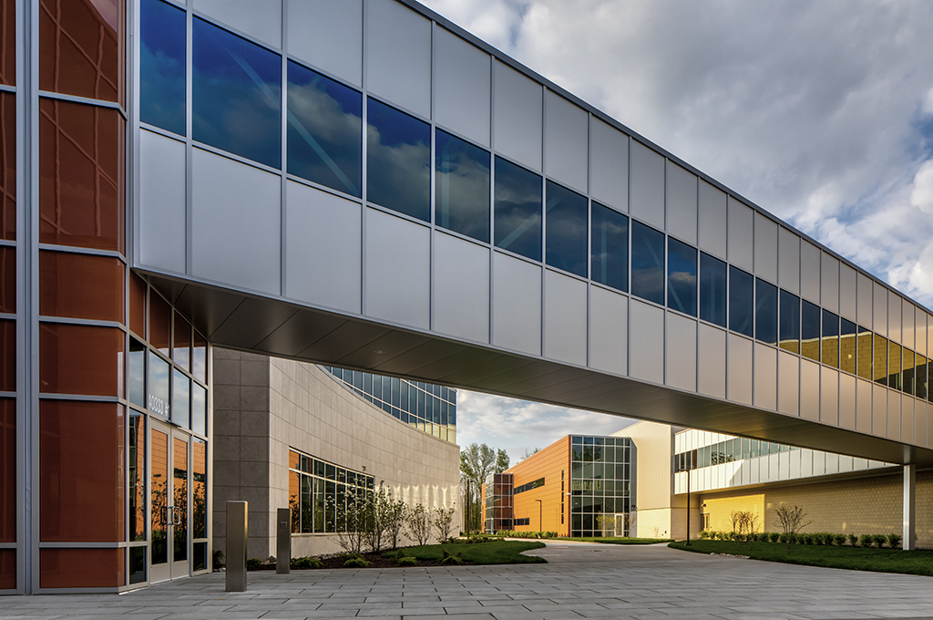 Figure 1: A second level bridge joins the headquarters to the additional building — a 144,000-square-footwarehouse and distribution center. Courtesy: Albert Kahn Associates, Justin Maconochie