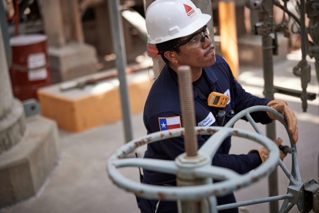 Figure 4: Manual worm gear actuator operation. Courtesy: CITGO Petroleum Corp.